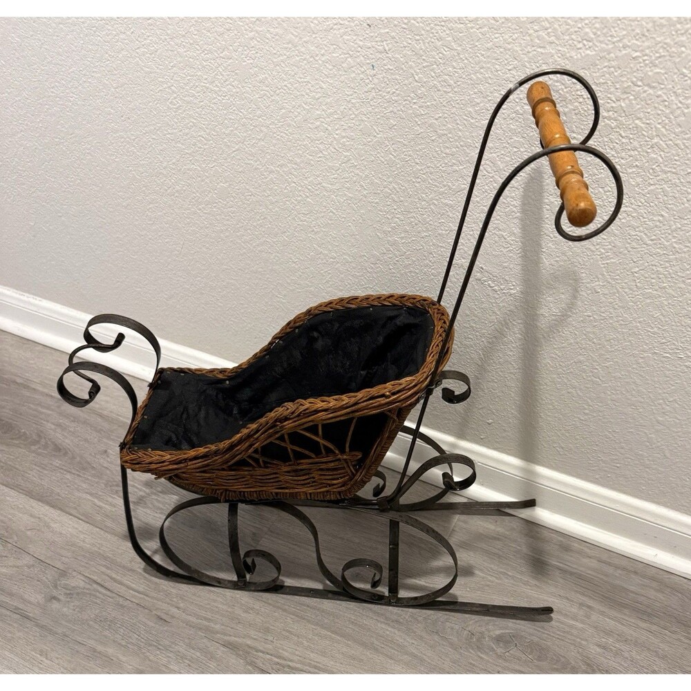 VTG Christmas Victorian Sleigh Wicker Wrought Iron Lined in Fabric 13”*11”*6”